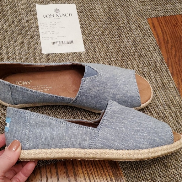 Shoes - Picture 2 of 7